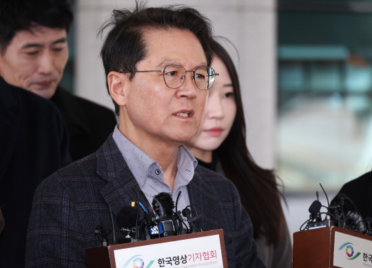 윤석열 대통령의 변호인단인 윤갑근 변호사가 13일 서울 서초구 서울고검 앞에서 기자회견을 하고 있다. 연합뉴스.